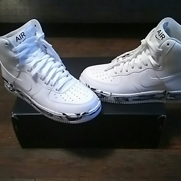 Pair of graffiti Air Force ones hightop with strap - Picture 2 of 8